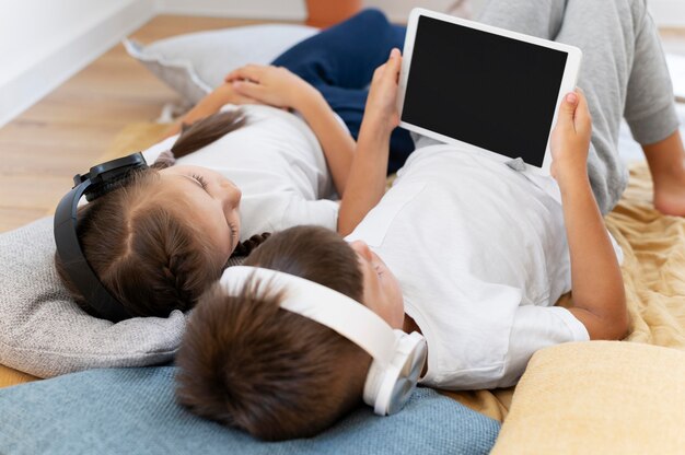 Mittelgroße Kinder mit Tablet