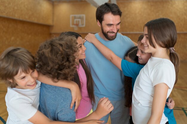 Mittelgroße Kinder und Sportlehrer