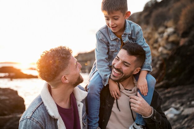 Mittelgroße LGBT-Familie mit Kind