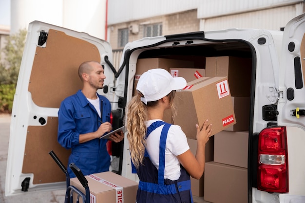 Mittelgroße Lieferleute arbeiten