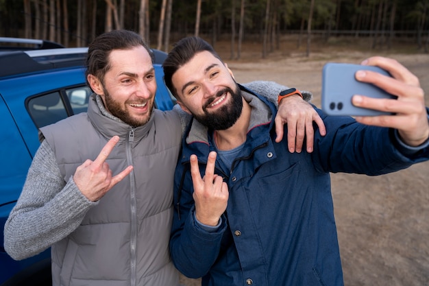 Mittelgroße Männer, die Selfies machen