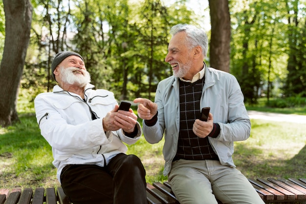 Mittelgroße Männer lachen auf der Bank