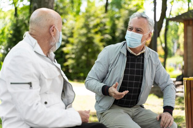 Kostenloses Foto mittelgroße männer mit gesichtsmasken