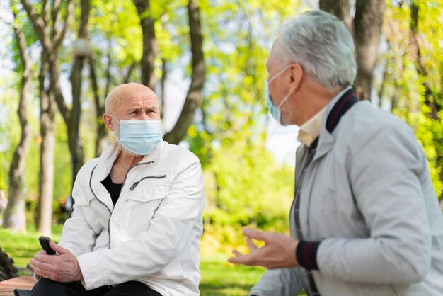 Mittelgroße Männer mit Masken