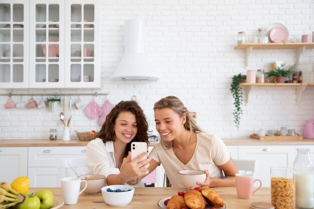 Mittelgroße Mitbewohner machen Selfie