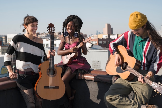 Kostenloses Foto mittelgroße musiker, die zusammen spielen