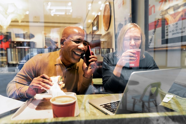 Mittelgroße Senioren im Café