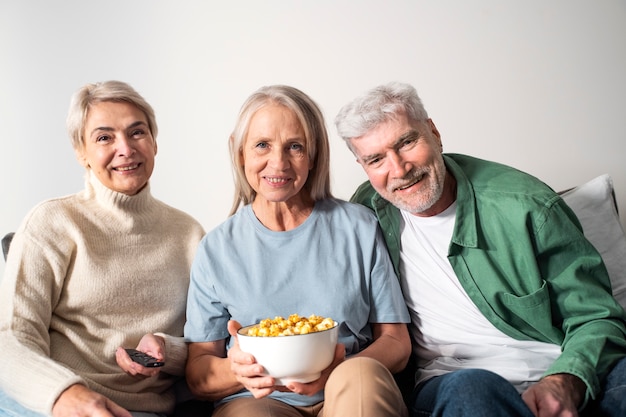 Mittelgroße Senioren mit Popcorn