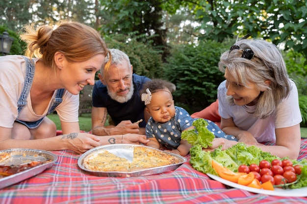 Mittelgroße Smiley-Familie mit Essen