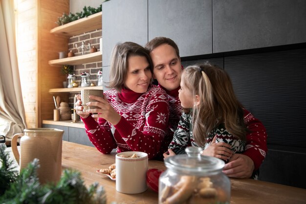 Mittelgroße Smiley-Familie zu Hause