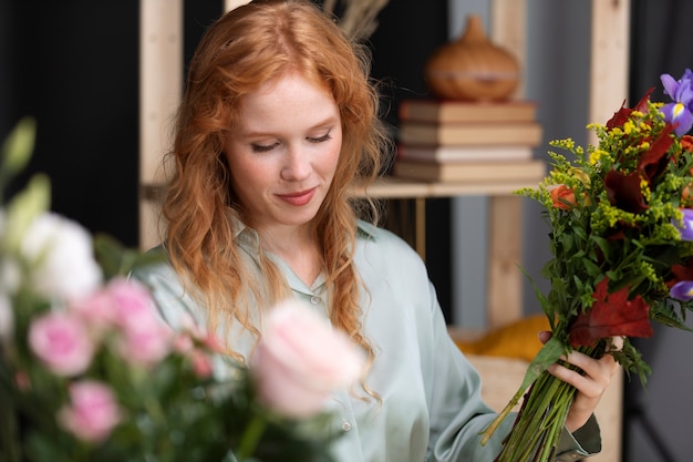 Mittelgroße Smiley-Frau mit Blumen