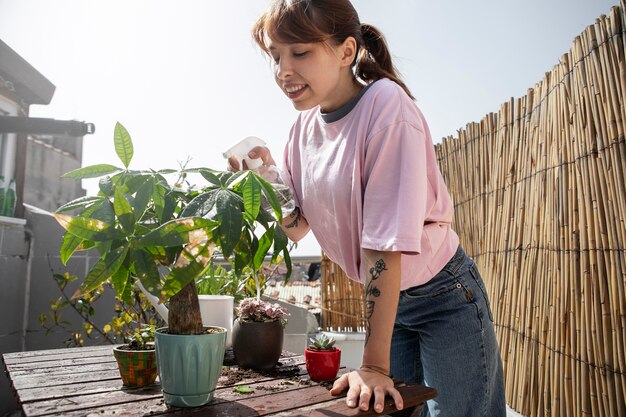 Mittelgroße Smiley-Frau mit Pflanzen