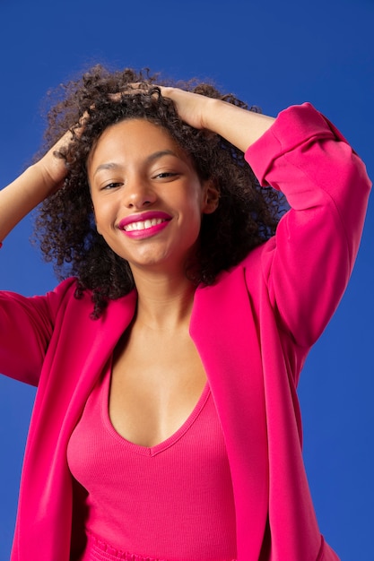 Mittelgroße Smiley-Frau mit rosa Outfit