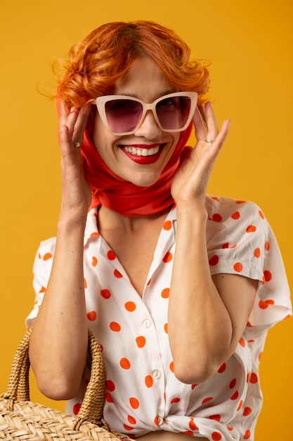 Mittelgroße Smiley-Frau mit Sonnenbrille