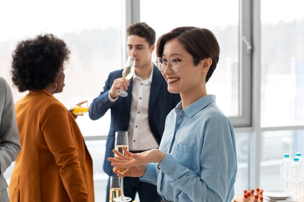 Mittelgroße Smiley-Leute bei der Arbeitsveranstaltung