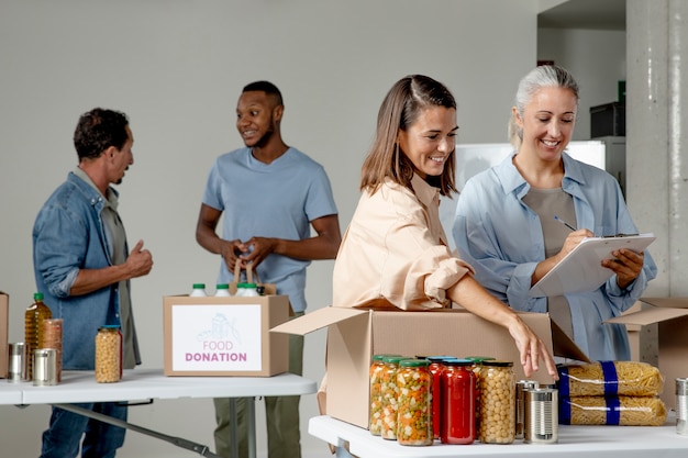 Mittelgroße Smiley-Leute mit Lebensmittelspenden