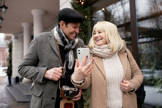 Mittelgroße Smiley-Leute mit Smartphones