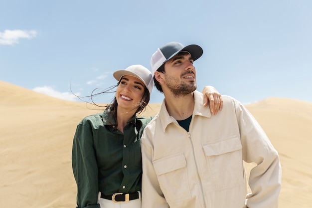 Kostenloses Foto mittelgroße smiley-leute mit trucker-hüten