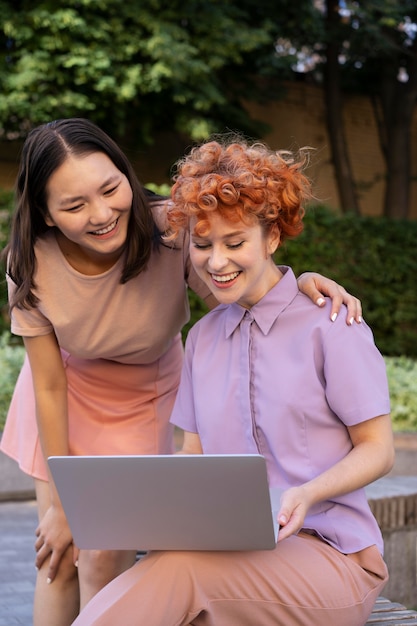 Mittelgroße Smileyfrauen mit Laptop