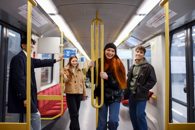 Mittelgroße Teenager, die mit öffentlichen Verkehrsmitteln unterwegs sind