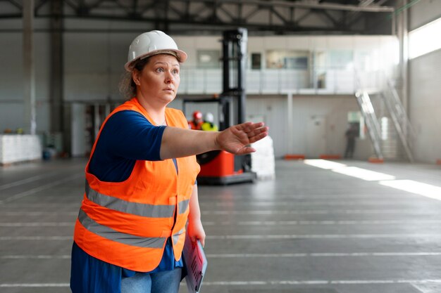 Mittelgroße, übergroße Frau, die im Baugewerbe arbeitet