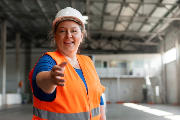 Mittelgroße, übergroße Frau, die im Baugewerbe arbeitet