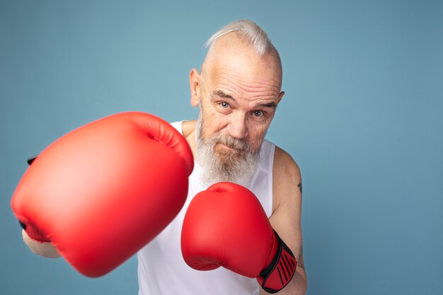 Mittelgroßer älterer Mann mit Boxhandschuhen