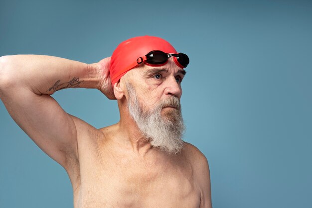Mittelgroßer älterer Mann mit Schwimmausrüstung
