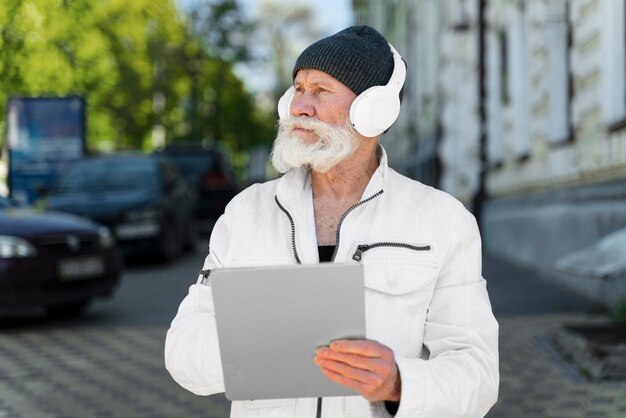 Mittelgroßer alter Mann mit Kopfhörern