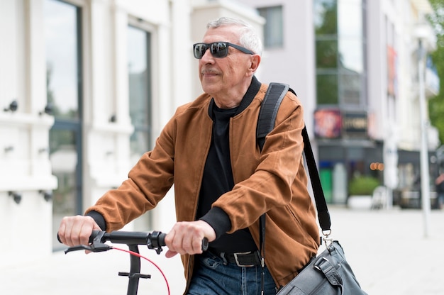 Mittelgroßer alter Mann mit Sonnenbrille