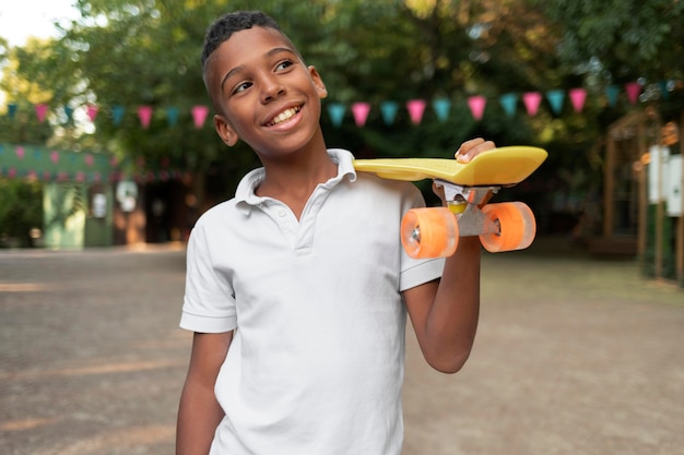 Mittelgroßer Junge mit Penny Board