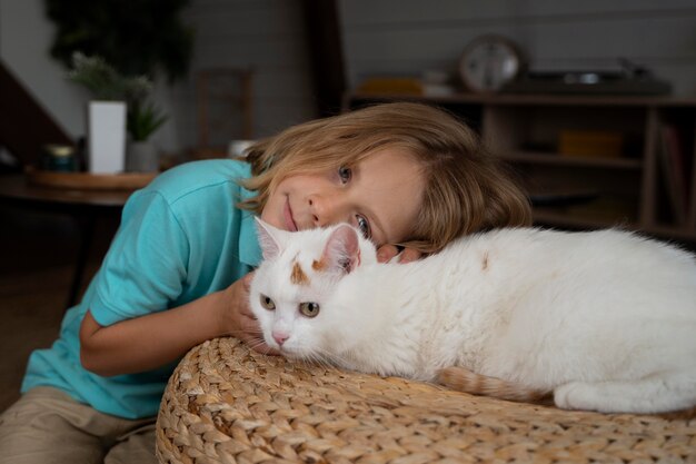 Mittelgroßer Junge und süße Katze