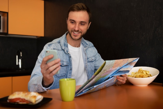 Kostenloses Foto mittelgroßer junger mann in einem hostel