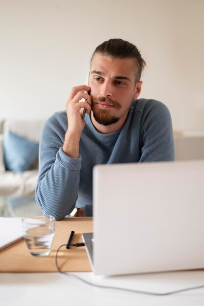 Mittelgroßer Mann, der drinnen arbeitet working