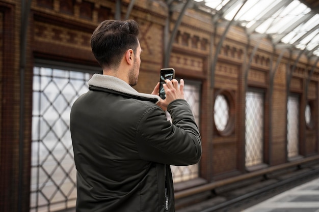 Mittelgroßer Mann, der Fotos macht