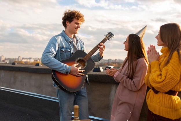 Mittelgroßer Mann, der Gitarre spielt