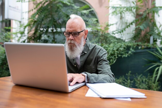 Mittelgroßer Mann, der mit Gerät studiert