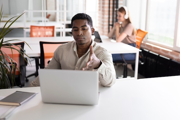 Mittelgroßer Mann, der mit Laptop arbeitet