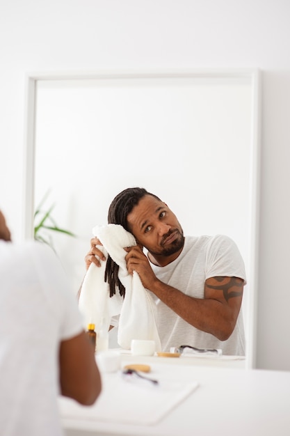 Mittelgroßer Mann, der sich um die Haare kümmert