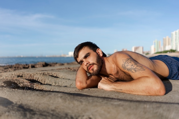 Kostenloses Foto mittelgroßer mann mit behaarter brust am meer