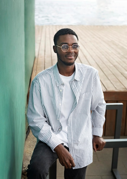 Kostenloses Foto mittelgroßer mann mit brille