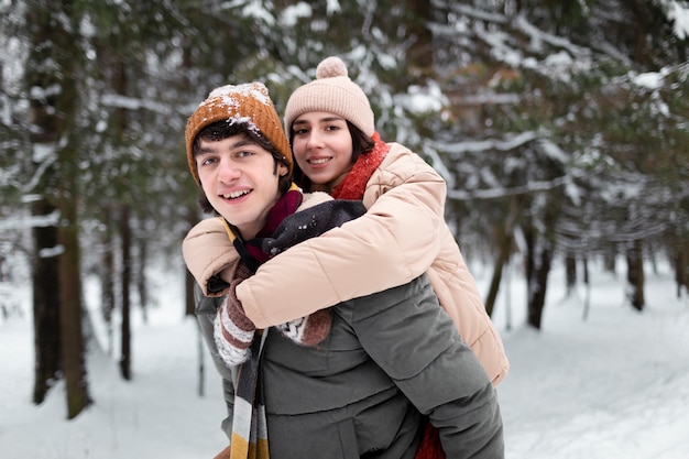 Mittelgroßer Mann mit Frau