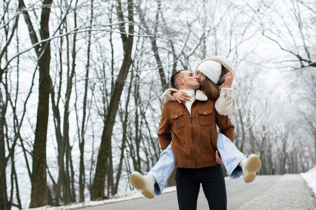 Mittelgroßer Mann mit Frau