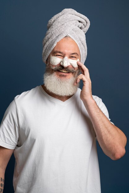 Mittelgroßer Mann mit Gesichtsbehandlung