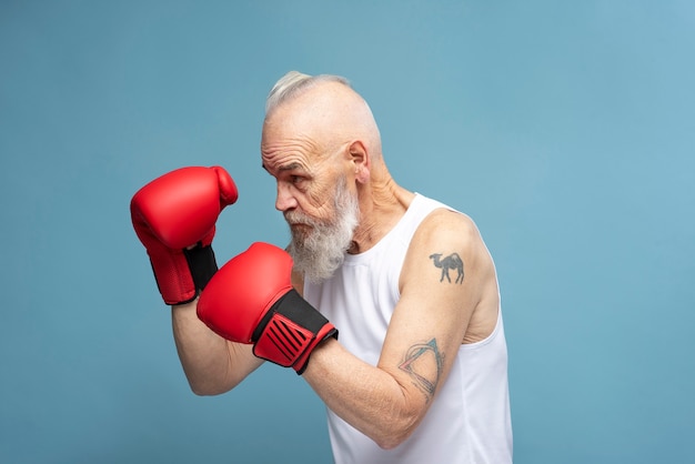 Kostenloses Foto mittelgroßer mann mit handschuhen