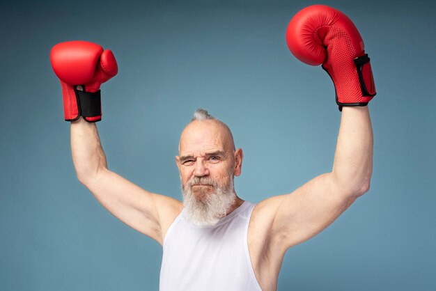 Mittelgroßer Mann mit Handschuhen