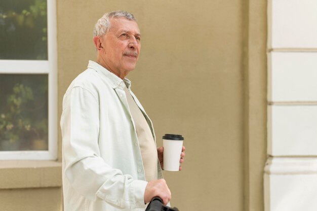 Mittelgroßer Mann mit Kaffeetasse