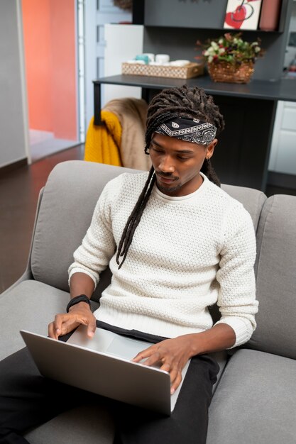 Mittelgroßer Mann mit Laptop