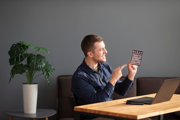 Mittelgroßer Mann mit Laptop