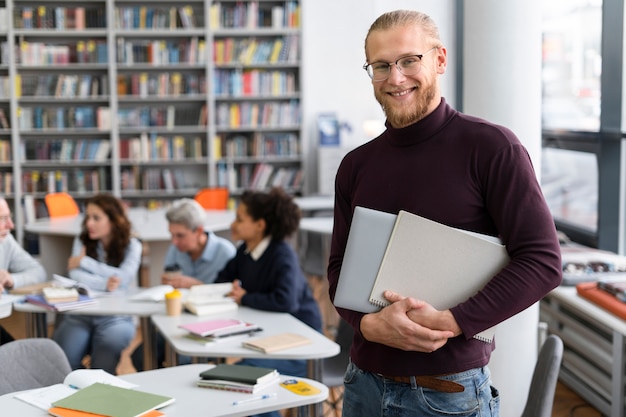 Mittelgroßer Mann mit Notebook